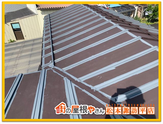 塩尻市倉庫屋根塗装　中塗り